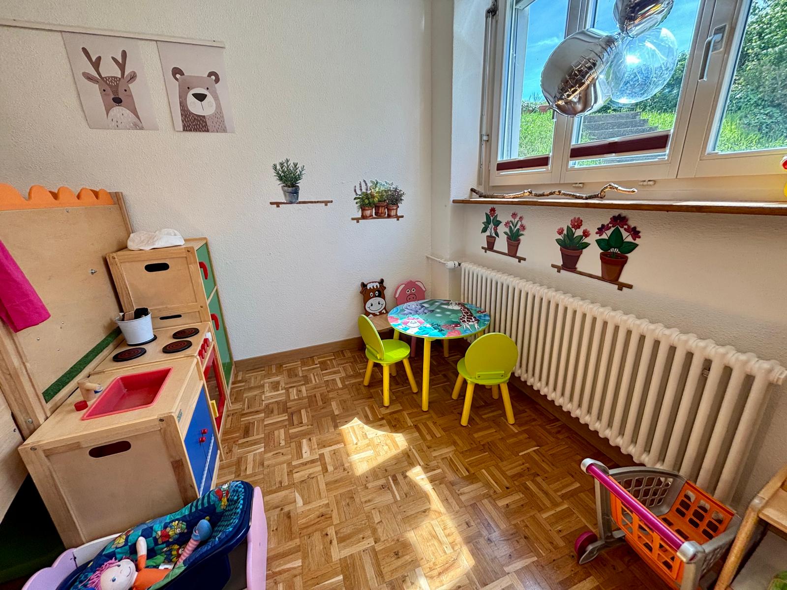 Spielküche und Basteltisch