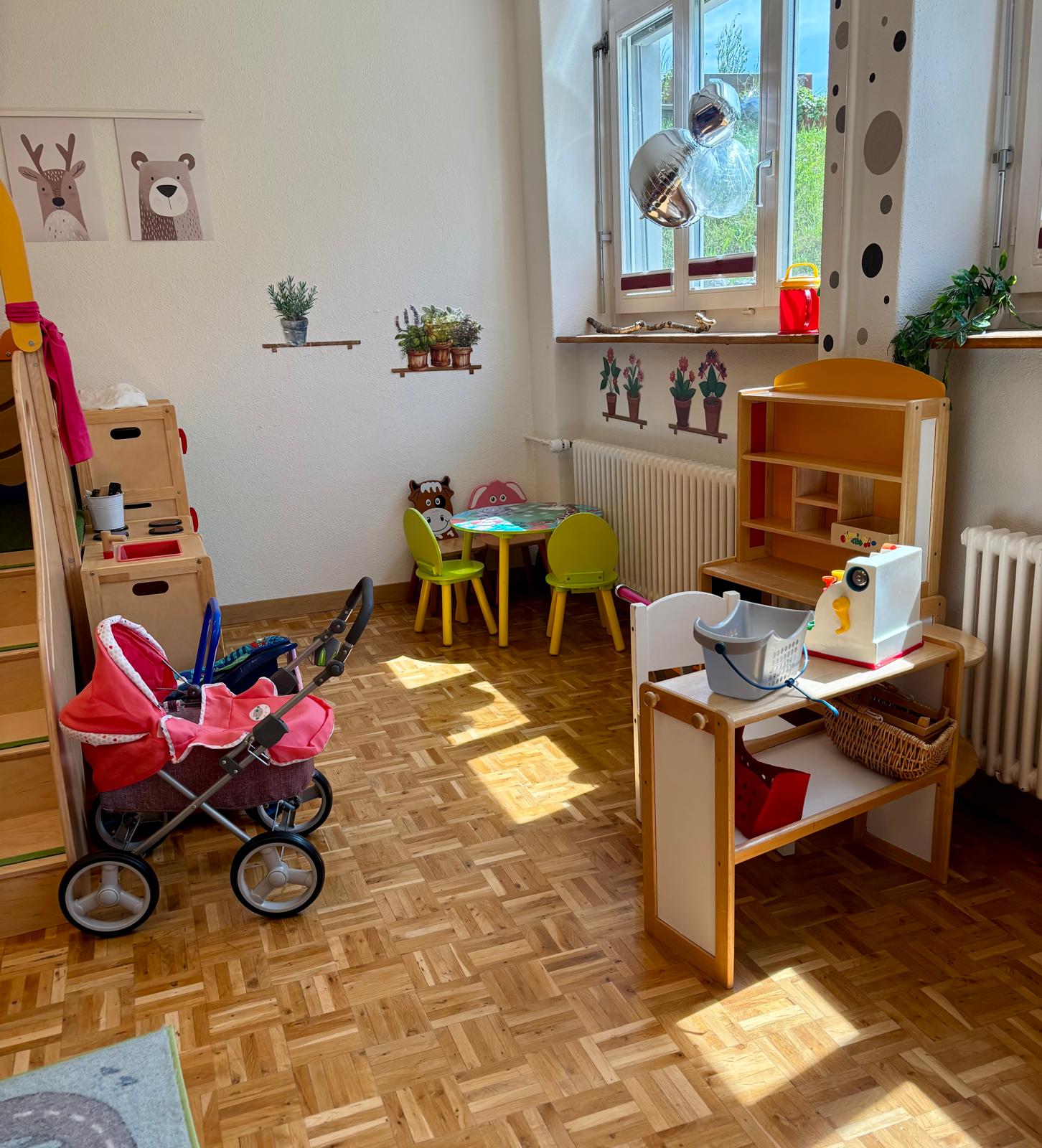 Puppenwagen und Kinderküche
